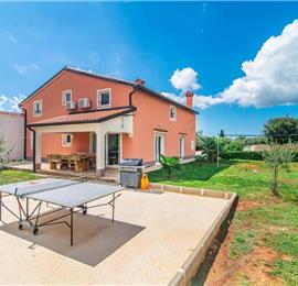 6 bedroom villa with pool near Sveti Lovrec and Poreč, sleeps 12